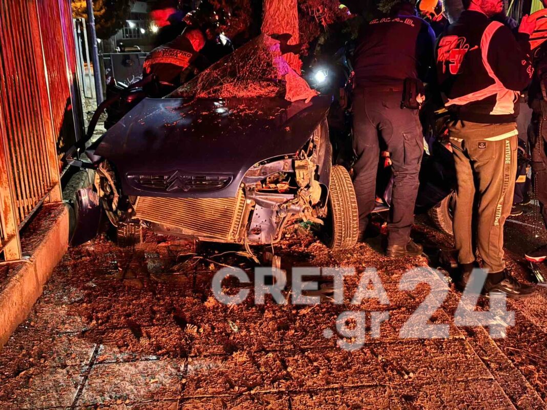 Σοβαρό τροχαίο στο Ηράκλειο: Αυτοκίνητο εξετράπη της πορείας του και έπεσε πάνω σε δέντρο - Εγκλωβίστηκε ο οδηγός