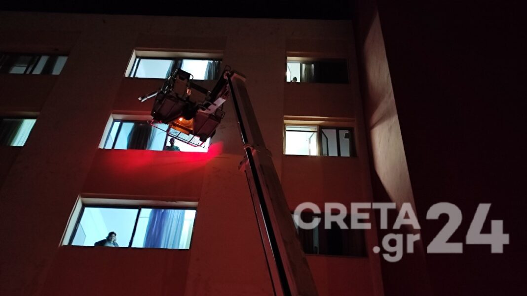 Νοσοκομείο Χανίων: Ο πυροσβέστης Άι Βασίλης χάρισε δώρα και χαμόγελα στα παιδιά