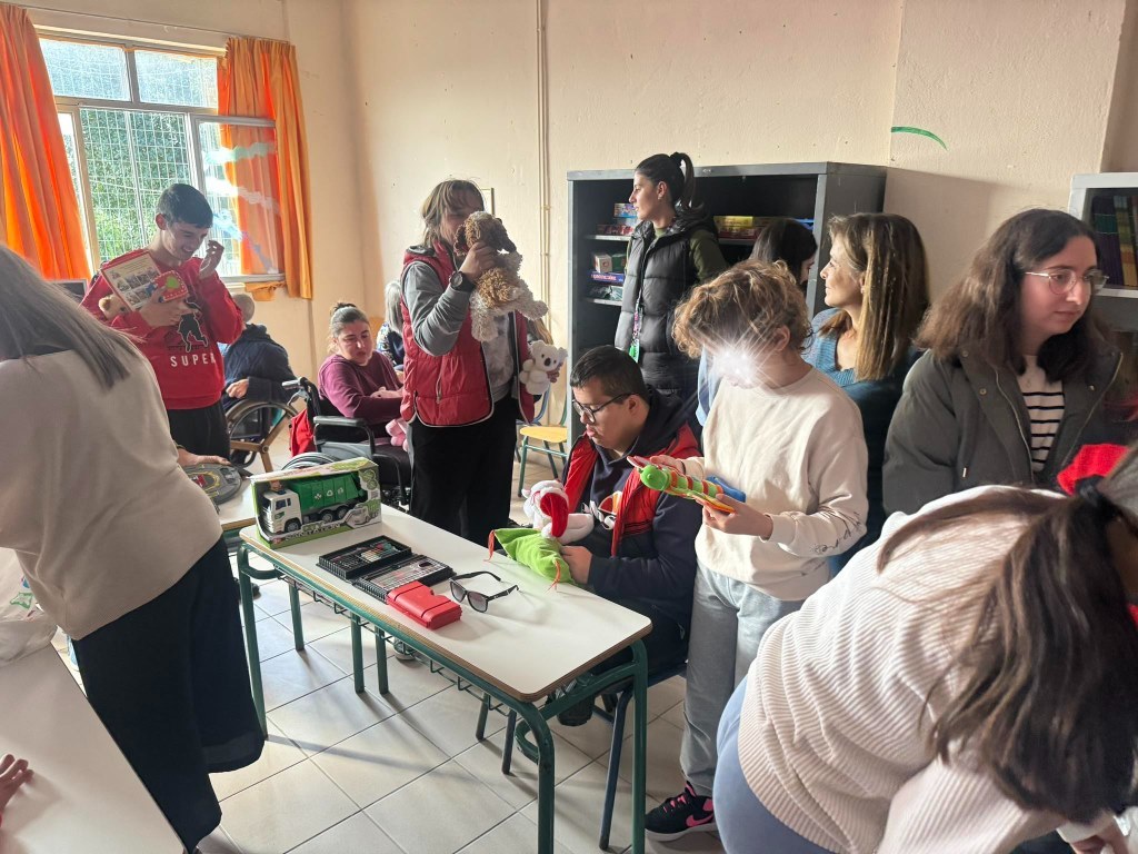 Μαθητές γονείς και εκπαιδευτικοί του ΓΕΛ Αγίας Βαρβάρας έγιναν Αη Βασίληδες και μοίρασαν αγάπη