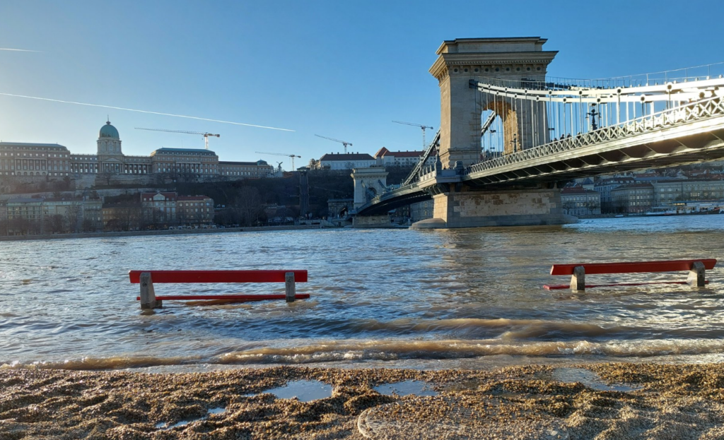 Στην κλιματική αλλαγή αποδίδεται η υπερχείλιση του Δούναβη με τη στάθμη στα 7 μέτρα