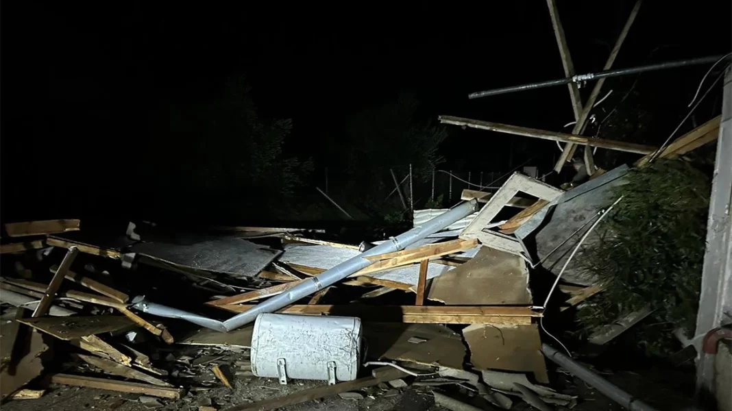 Ανεμοστρόβιλος διέλυσε σπίτι εξαμελούς οικογένειας