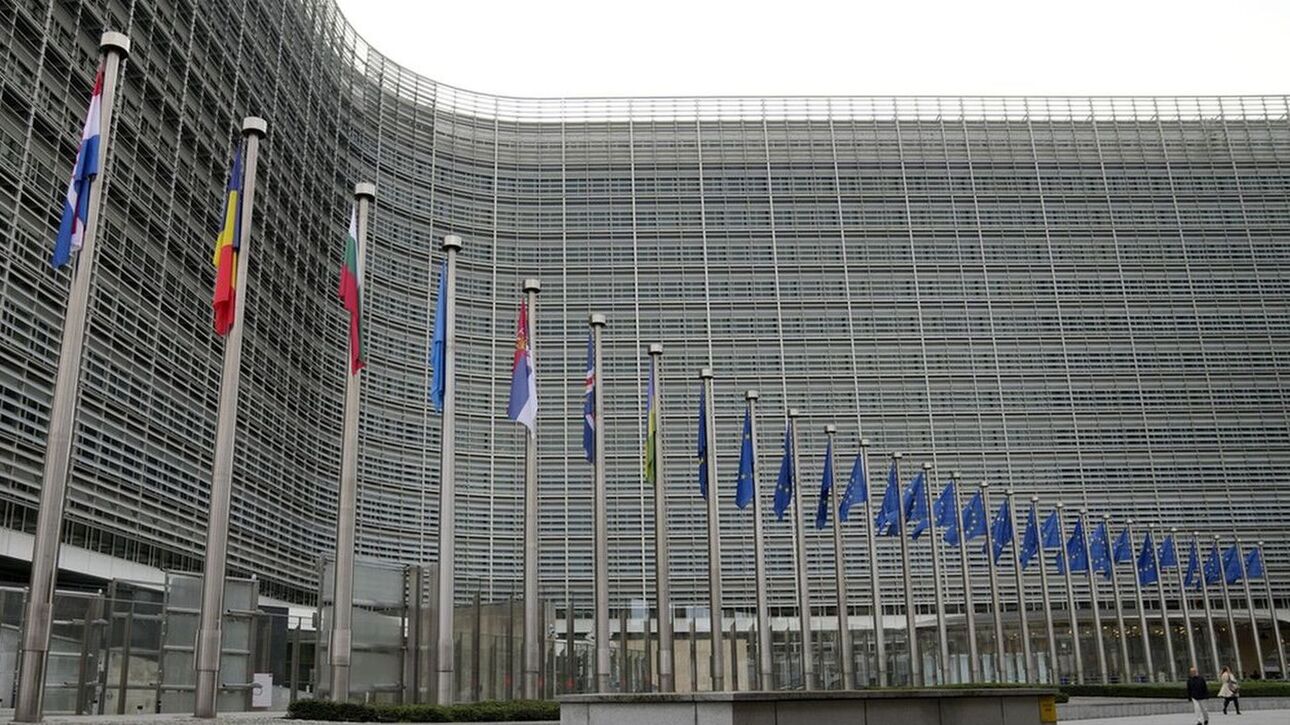 Eπτά στους δέκα Έλληνες πιστεύουν ότι η χώρα ωφελήθηκε από την ένταξη στην Ε.Ε