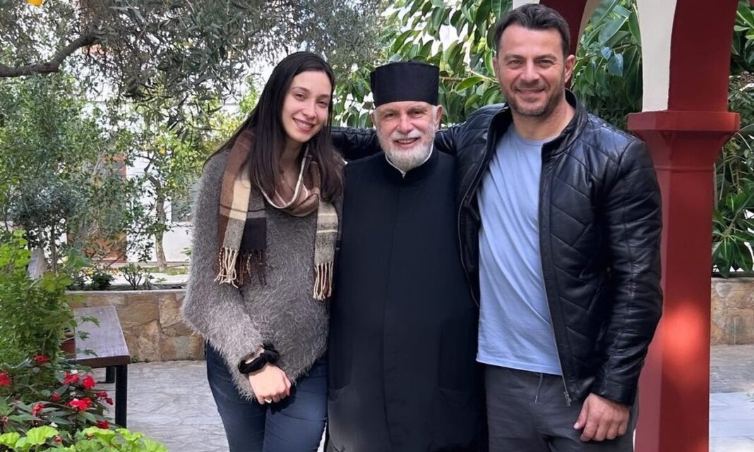 Γιώργος Αγγελόπουλος - Δήμητρα Βαμβακούση: Η συγκίνηση όταν συνάντησαν τον πνευματικό τους στην Κρήτη