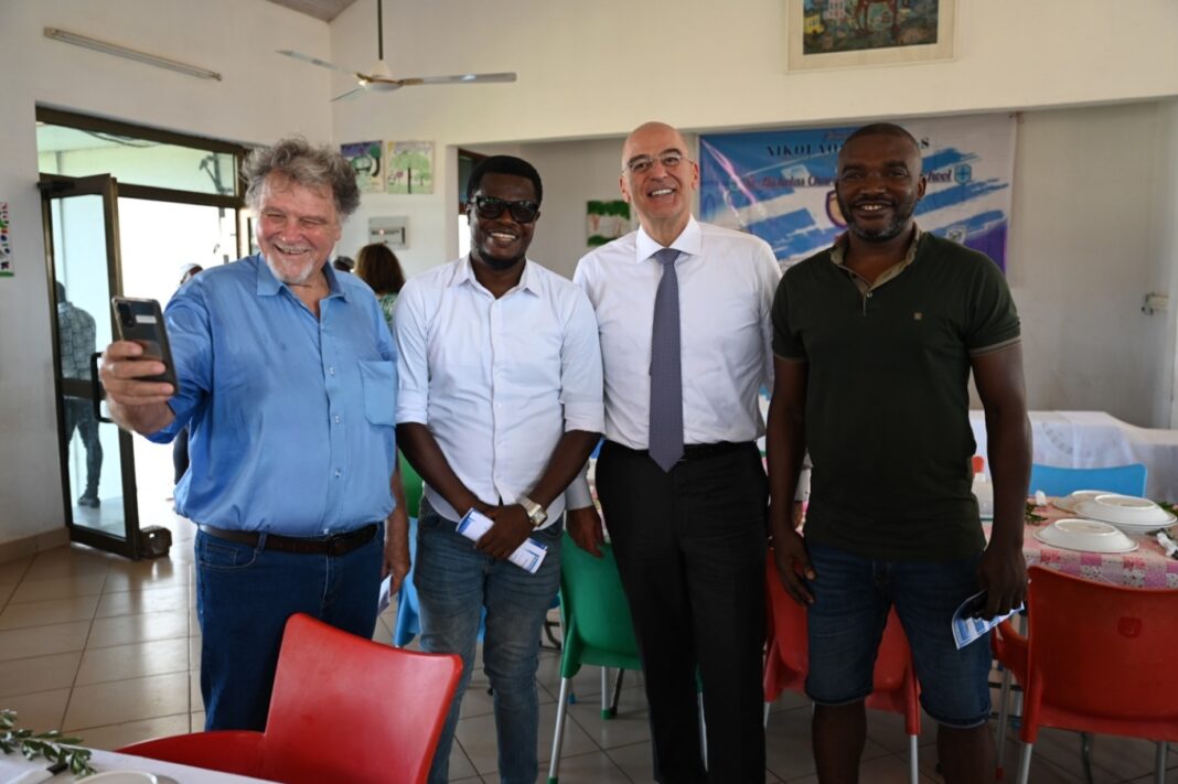Δένδιας: Με Οφορίκουε και Αμπονσά στην Γκάνα - «Θα δώσουμε τα υπόλοιπα χρήματα για να τελειώσει το γήπεδο Γιάννης Αντετοκούνμπο»