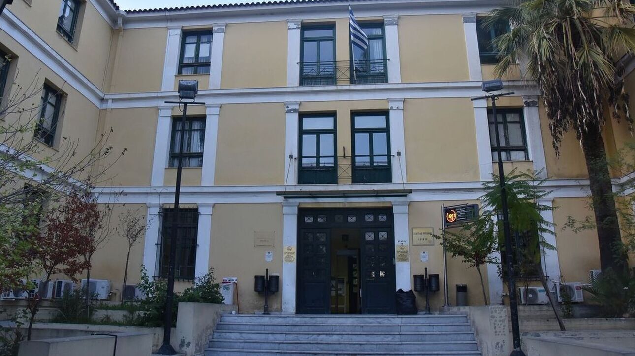 Ελεύθερος χωρίς περιοριστικούς όρους ο 16χρονος που σκότωσε τον πατέρα του