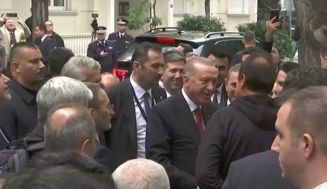 Ο Εργκίν Αταμάν υποδέχθηκε τον Ταγίπ Ερντογάν στην τουρκική πρεσβεία