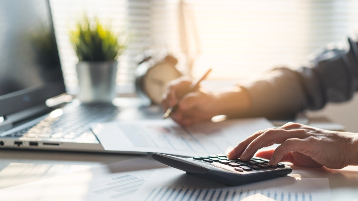 Φορολογικό νομοσχέδιο: Οι 5 παρεμβάσεις που θα ενισχύσουν τα δημόσια έσοδα κατά 3 δισ. ευρώ – Τι αλλάζει την 1η Ιανουαρίου