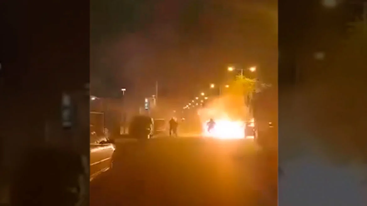 Σε κώμα στη ΜΕΘ ο 31χρονος αστυνομικός που χτυπήθηκε από ναυτική φωτοβολίδα από χούλιγκαν στου Ρέντη