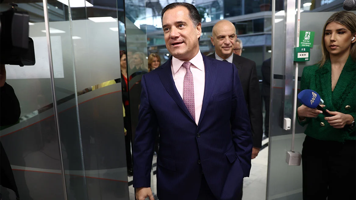 Αιφνιδιαστική επίσκεψη Γεωργιάδη στο τηλεφωνικό κέντρο του 1555