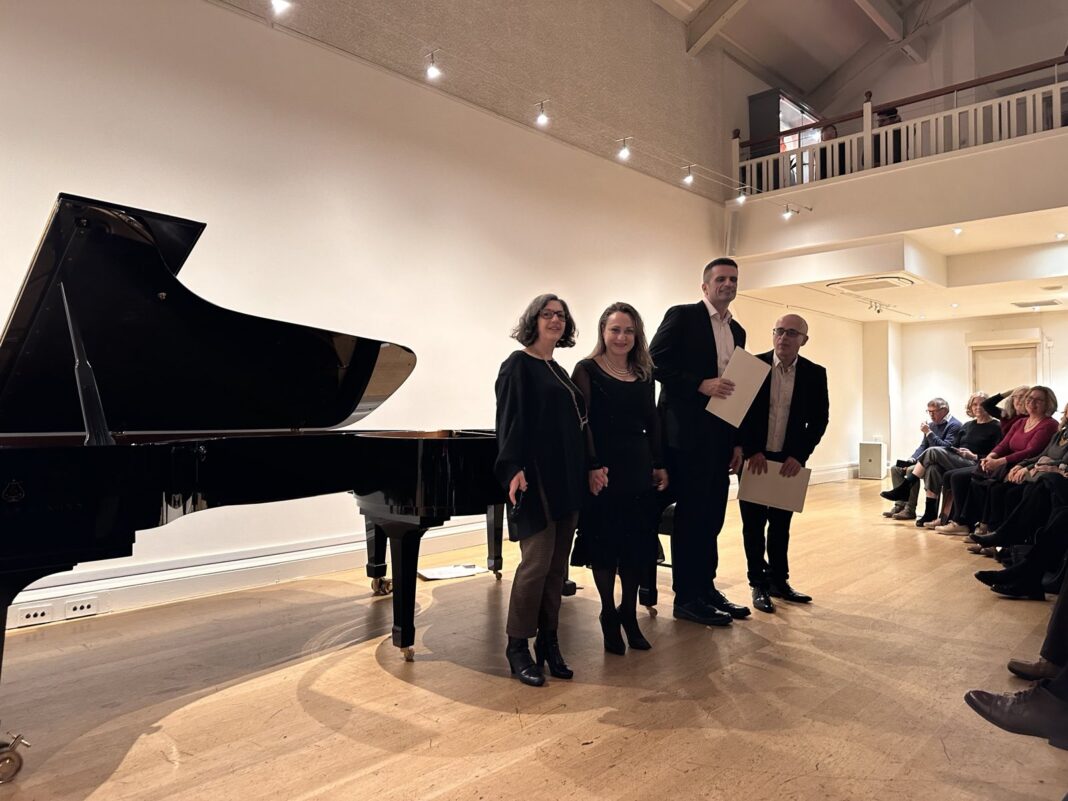 Θερμό χειροκρότημα στο Λονδίνο στην εκδήλωση της Περιφέρειας Κρήτης των βραβευμένων έργων του διαγωνισμού σύνθεσης για δύο πιάνα