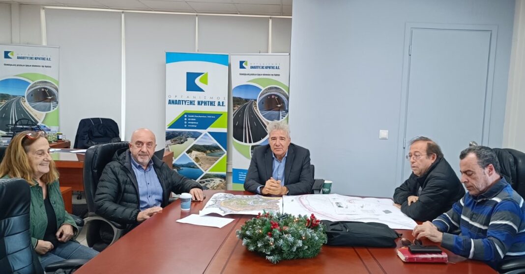 Τεχνική σύσκεψη για τα έργα στο λιμάνι των Σφακίων υπό την παρουσία του νέου Δημάρχου, Ιωάννη Ζερβού