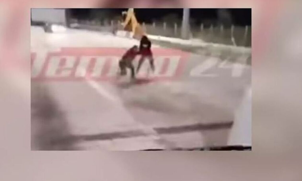 Νέο σοκαριστικό βίντεο με τους κουκουλοφόρους να σέρνουν την ημίγυμνη γυναίκα στα διόδια