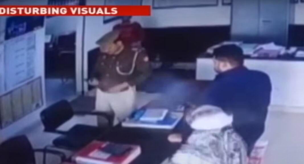 Ινδία: Κάμερα ασφαλείας κατέγραψε αστυνομικό να πυροβολεί κατά λάθος γυναίκα στο κεφάλι