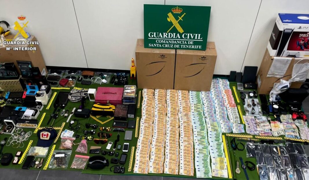 Έκλεψαν πολυτελή αντικείμενα από τις αποσκευές επιβατών - Συνελήφθησαν 14 υπάλληλοι αεροδρομίου