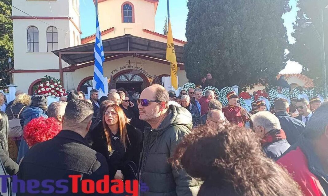 Βασίλης Καρράς: Το Κοκκινοχώρι Καβάλας θρηνεί – Πλήθος κόσμου στο τελευταίο «αντίο»