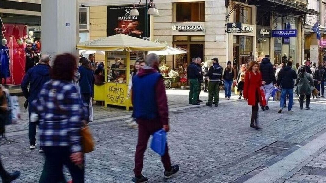 Πώς βλέπουν οι καταναλωτές το επόμενο 12μηνο – «Κόβουν» δαπάνες, αντλούν από τις αποταμιεύσεις