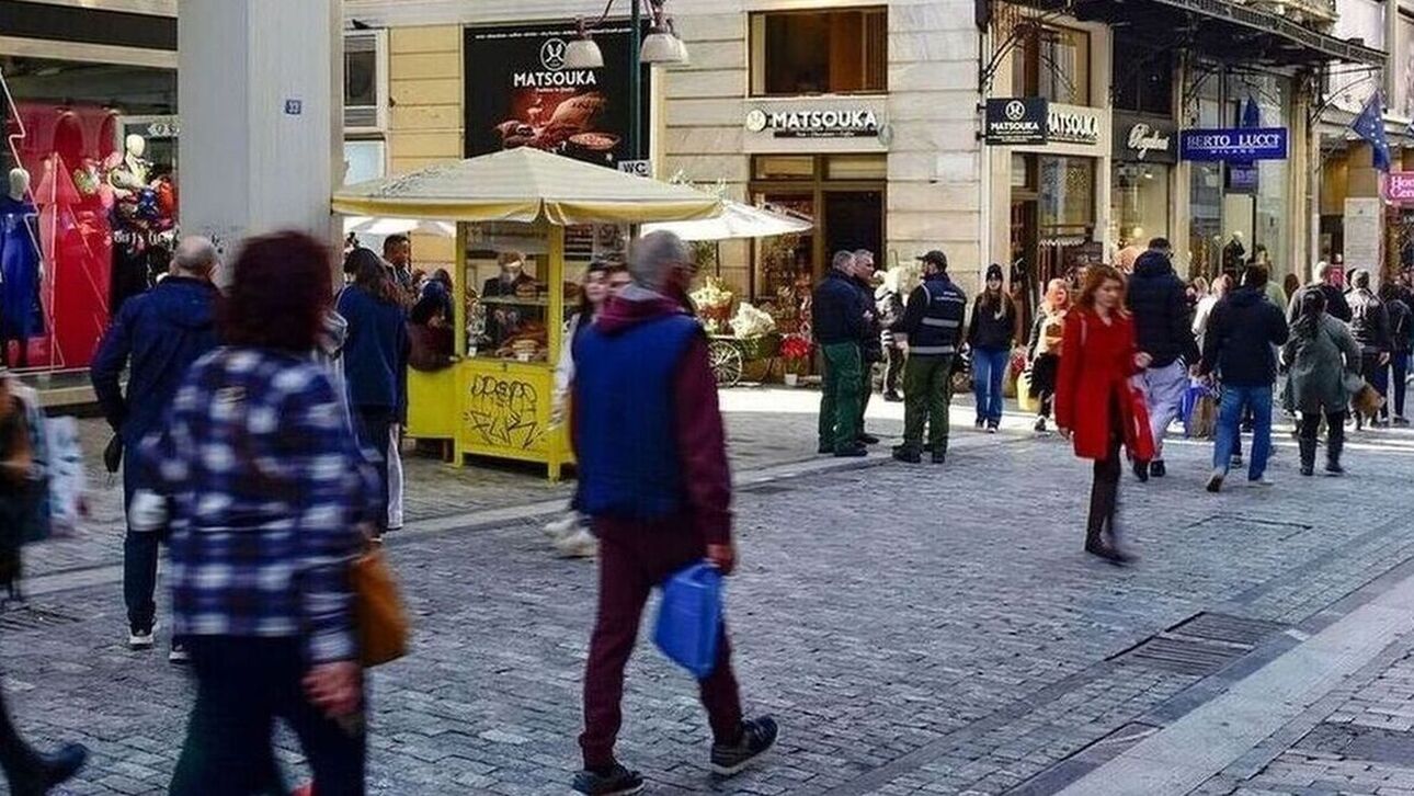 Πώς βλέπουν οι καταναλωτές το επόμενο 12μηνο – «Κόβουν» δαπάνες, αντλούν από τις αποταμιεύσεις