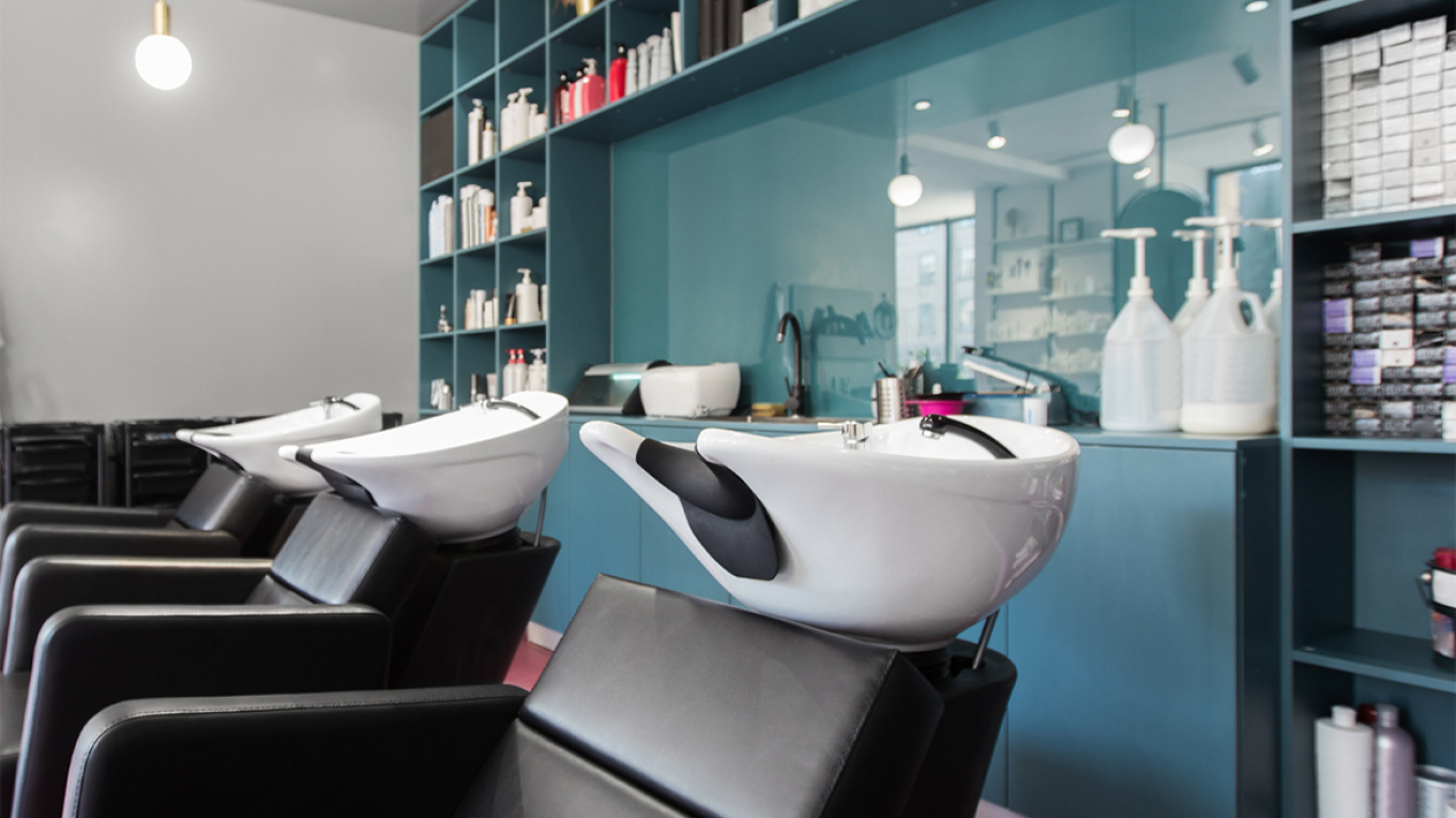 : «Θέλω να πληρώσει» - Τι λέει η θετή κόρη του κομμωτή ο οποίος κατηγορείται ότι είχε βάλει κρυφές κάμερες