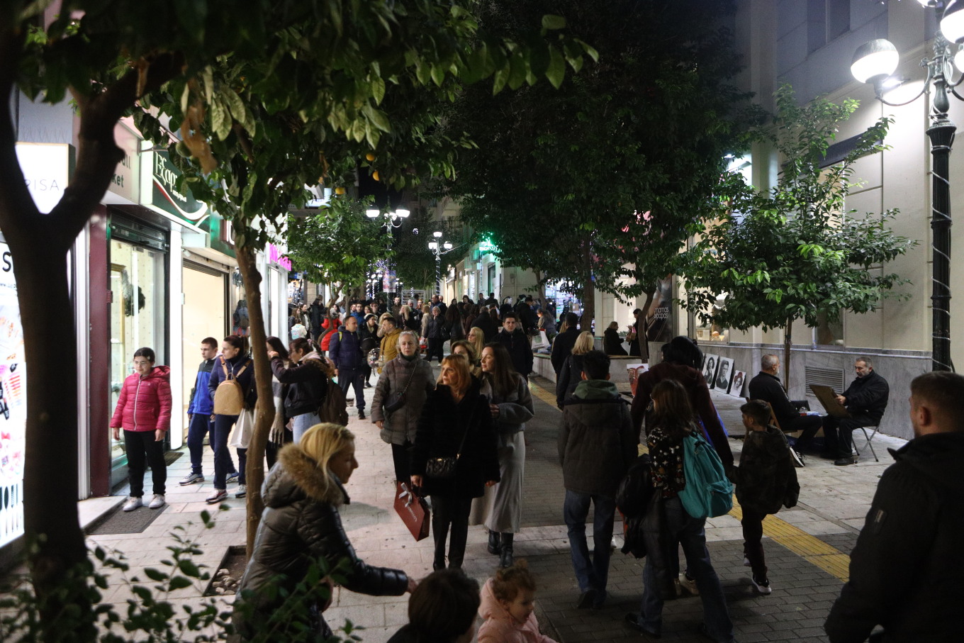 Εμπόριο: «Ζεστάθηκε» η αγορά ενόψει Χριστουγέννων - Προσδοκία του εμπορικού κόσμου ο τζίρος να ξεπεράσει τα 4 δισ. ευρώ