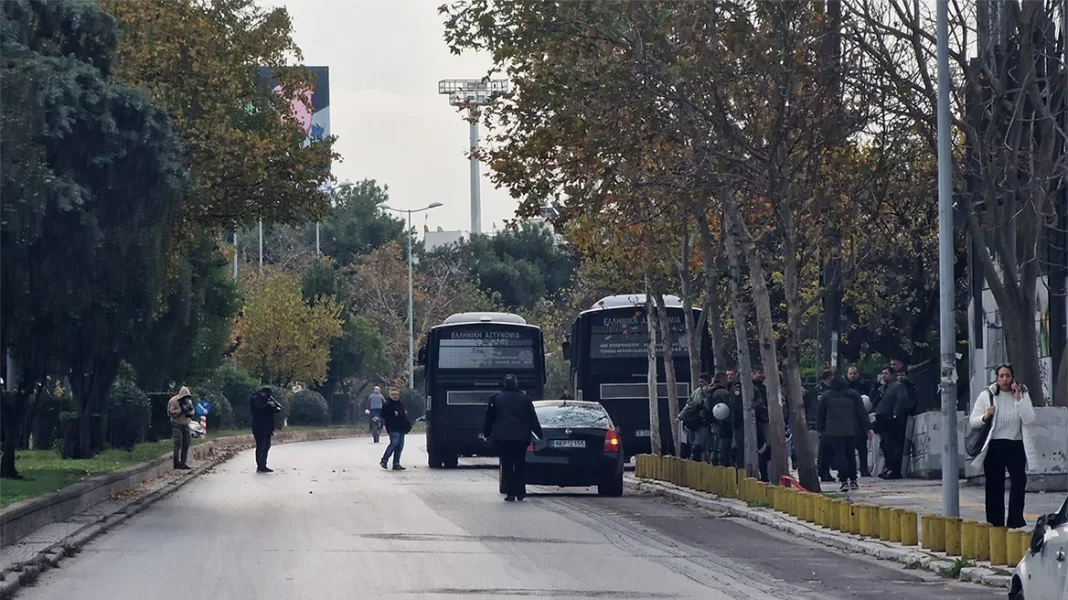 Κουκουλοφόροι επιτέθηκαν με μολότοφ σε διμοιρία των ΜΑΤ