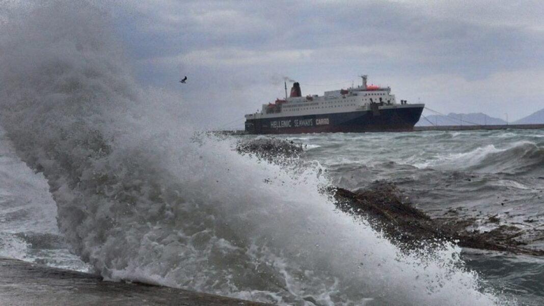 Κακοκαιρία: Δεμένα πλοία σε ορισμένες γραμμές λόγω ισχυρών ανέμων στο κεντρικό και βόρειο Αιγαίο