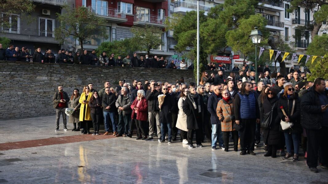 Βασίλης Καρράς: Ουρές στο λαϊκό προσκύνημα - Με χειροκρότημα υποδέχθηκαν την σορό