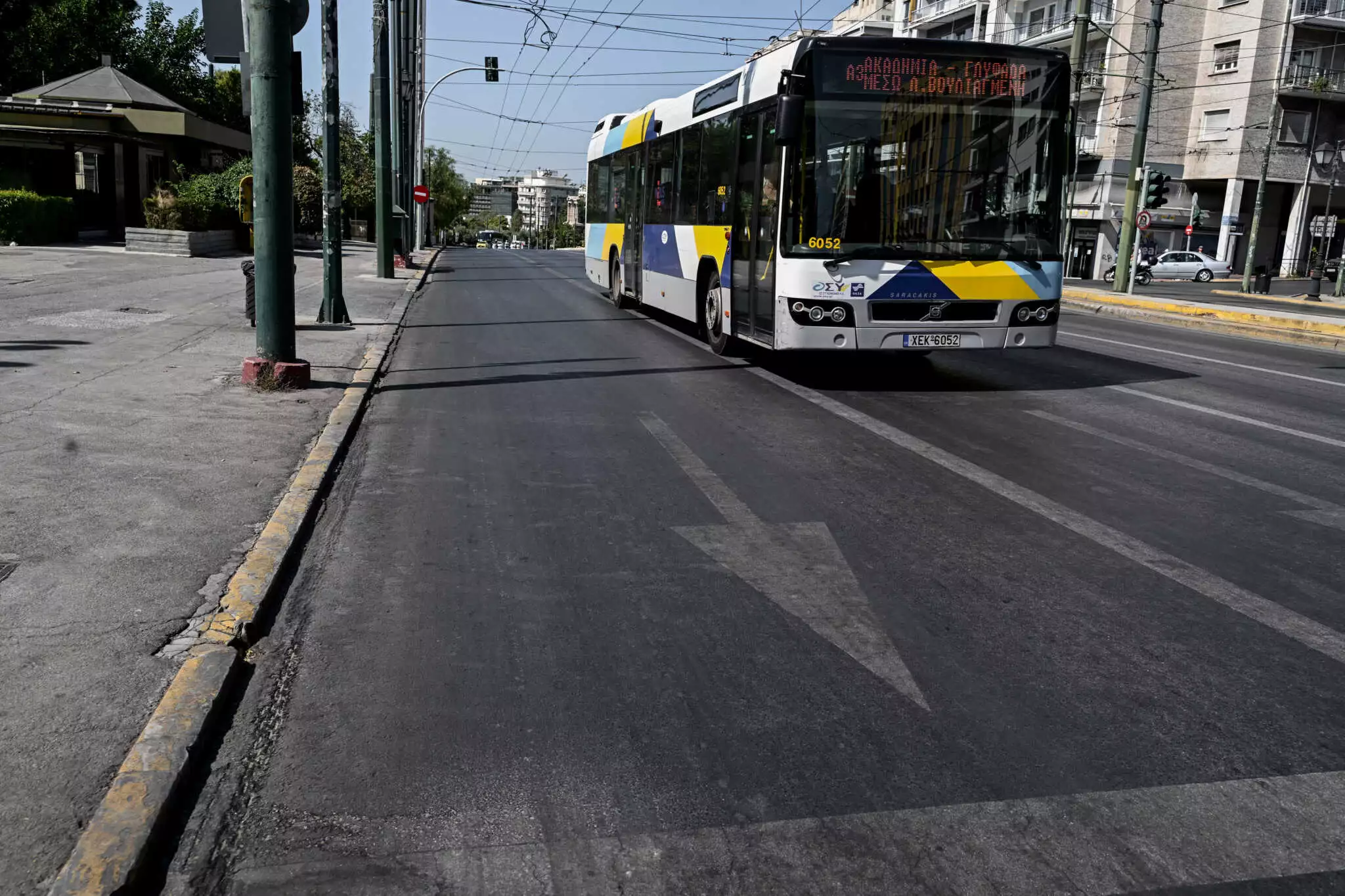 Μια γυναίκα πηδάει από το παράθυρο λεωφορείο για να αποφύγει τον έλεγχο και το πρόστιμο
