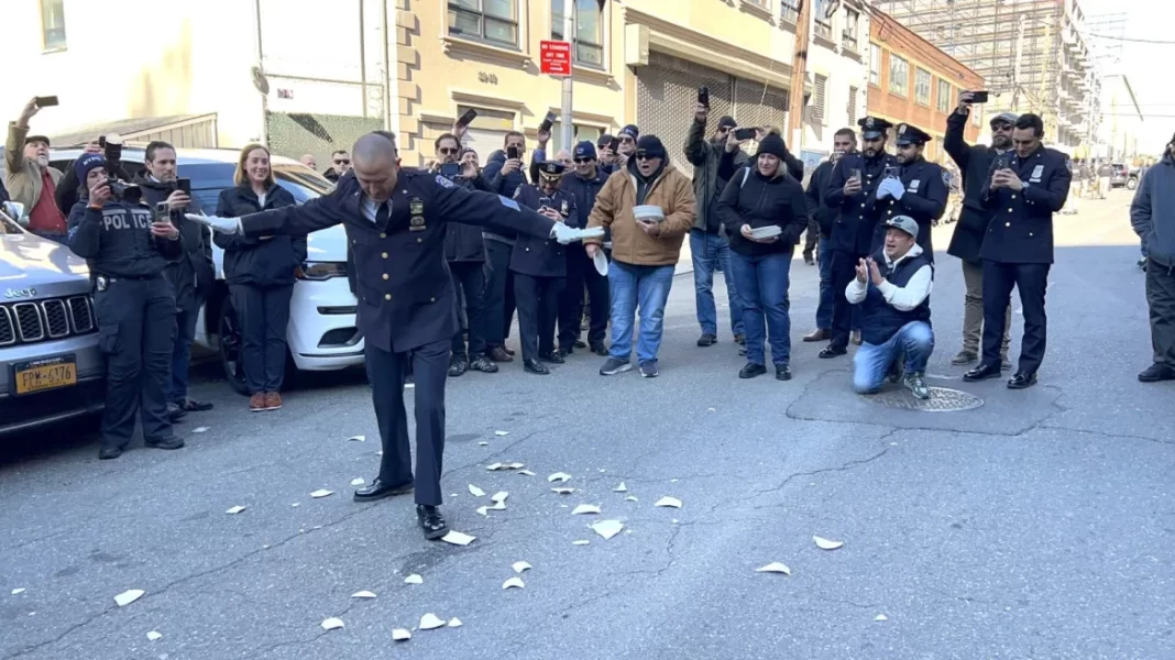 ΗΠΑ: Χορεύοντας ζεϊμπέκικο βγήκε στη σύνταξη ο Έλληνας Διοικητής της Κ-9 στη Νέα Υόρκη – Δείτε βίντεο