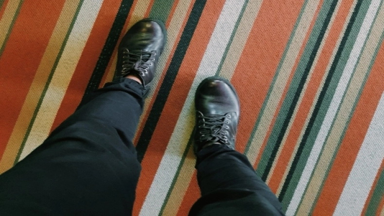 Η «βρώμικη» αλήθεια πίσω από το γιατί δεν πρέπει να μπαίνεις στο σπίτι με τα παπούτσια