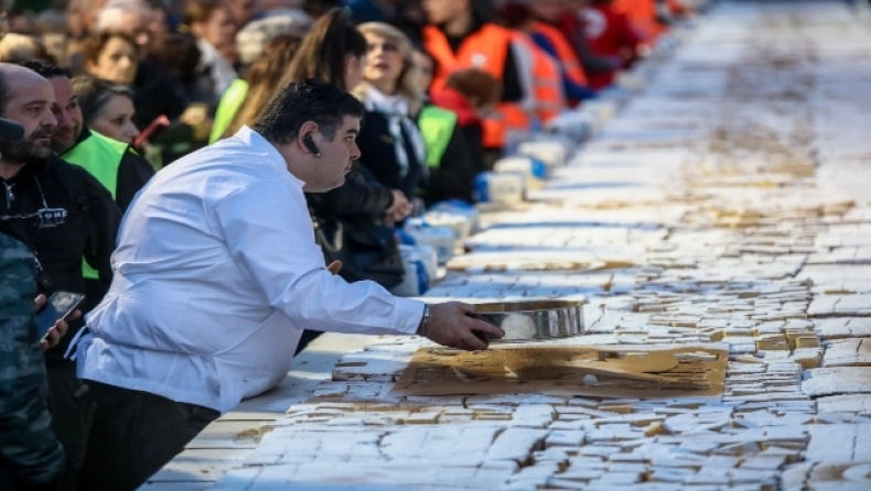 Ολοταχώς για νέο ρεκόρ στο Περιστέρι: Έφτιαξαν και φέτος τη μεγαλύτερη βασιλόπιτα