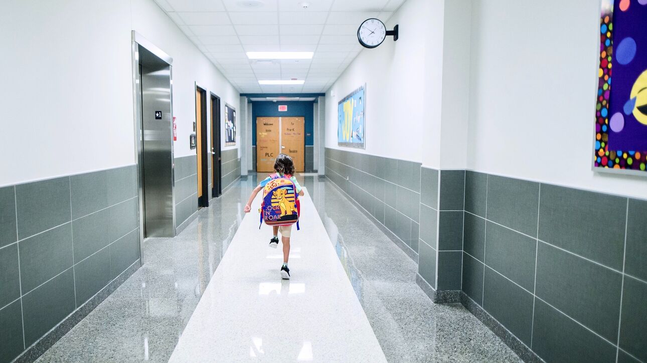 Πότε κλείνουν τα σχολεία για τις διακοπές των Χριστουγέννων - Ολες οι αργίες του 2024