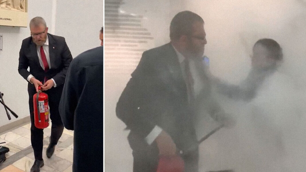 Χάος στη βουλή της Πολωνίας: Ακροδεξιός βουλευτής έσβησε με πυροσβεστήρα τα κεριά για την εβραϊκή Χάνουκα