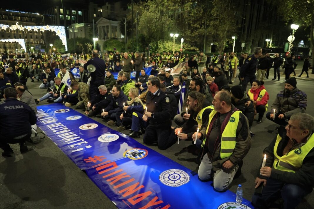 Καθιστική διαμαρτυρία ενστόλων έξω από τη Βουλή - Διακόπηκε η κυκλοφορία