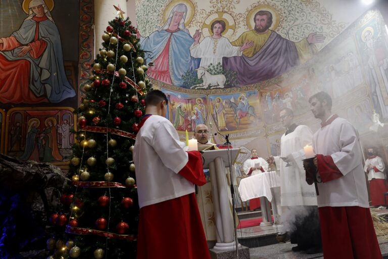 Προετοιμασίες εντός των ναών στα παλαιστινιακά εδάφη για την υποδοχή των Χριστουγέννων