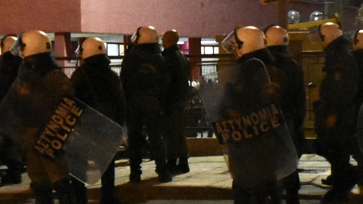 Διασωληνωμένος στη ΜΕΘ ο 31χρονος αστυνομικός τραυματίστηκε από ναυτική φωτοβολίδα