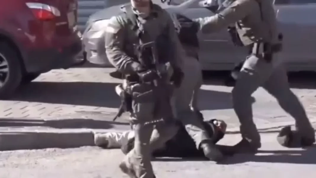 Ιερουσαλήμ: Η στιγμή που Ισραηλινοί αστυνομικοί επιτίθενται σε φωτορεπόρτερ του Anadolu και τον ξυλοκοπούν άγρια