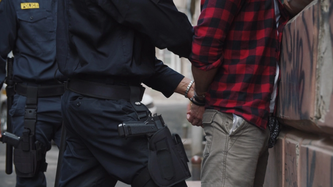 Άρπαξε καπάκι από φρεάτιο και μέταλλα από επιχείρηση