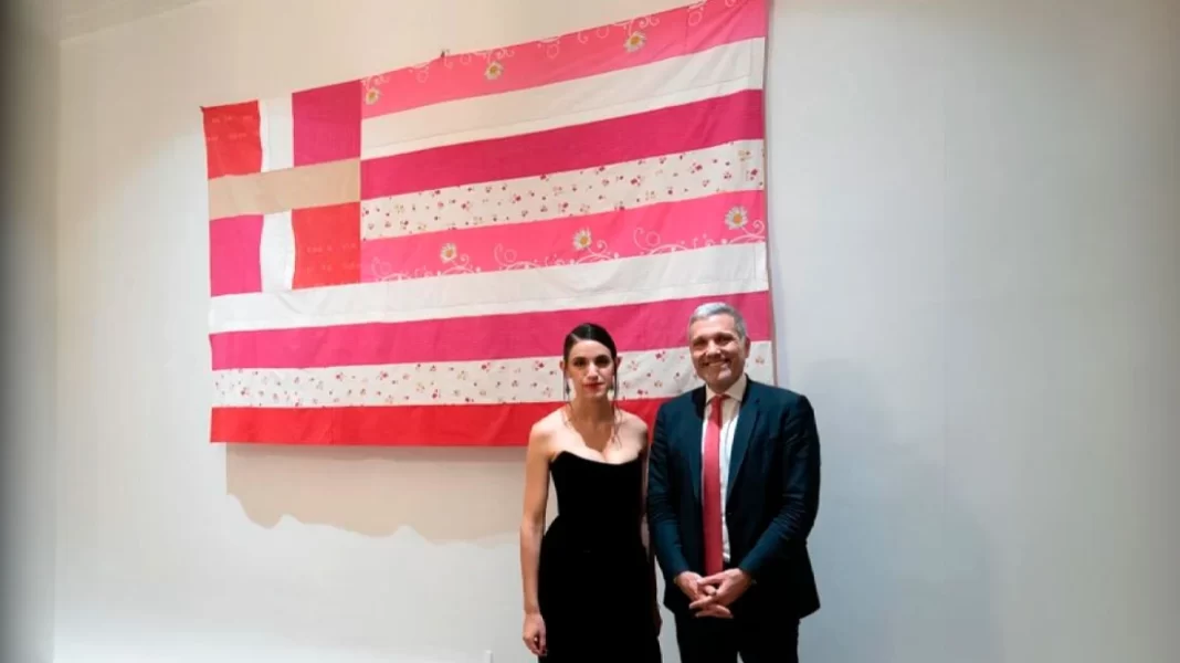 Ροζ ελληνική σημαία: Ποια είναι η Γεωργία Λαλέ το έργο της οποίας αποσύρθηκε από ελληνικό Γενικό Προξενείο στη Νέα Υόρκη