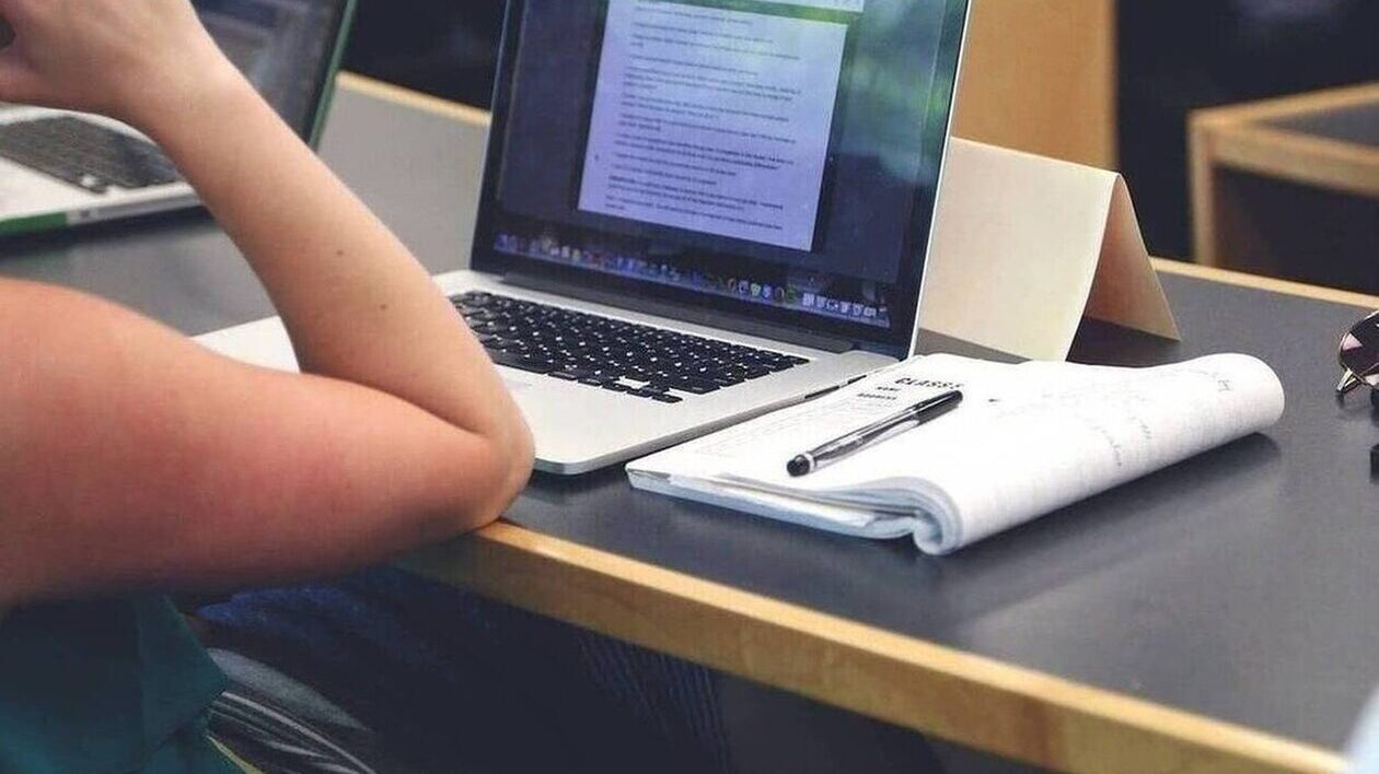 Δημόσιοι υπάλληλοι: Αυξήσεις μισθών από Ιανουάριο - Τα ποσά με αναλυτικά παραδείγματα