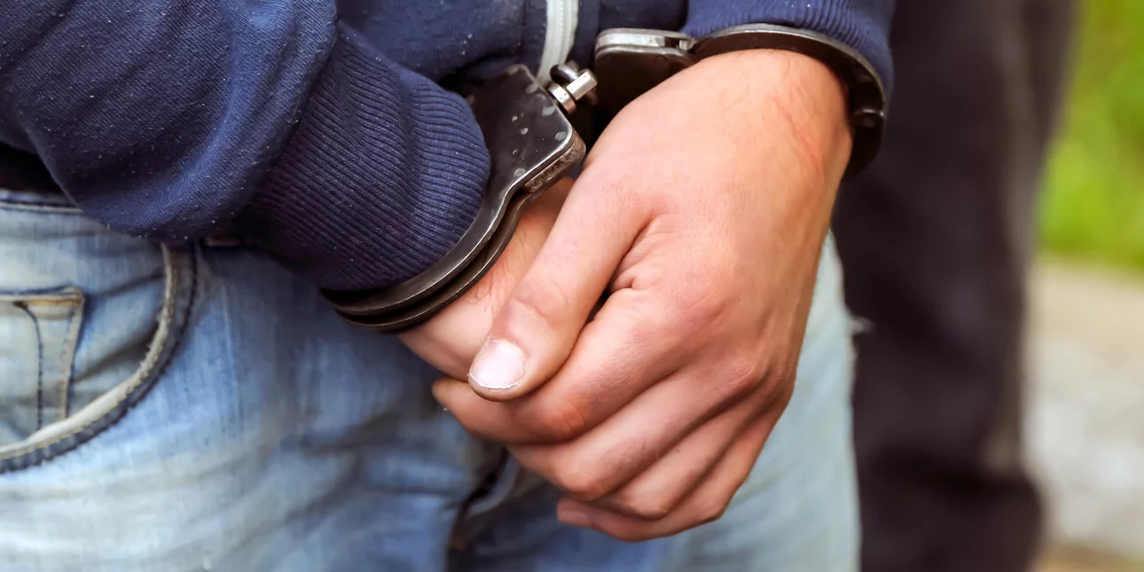 Συνελήφθησαν δύο άτομα για ληστείες και ναρκωτικά