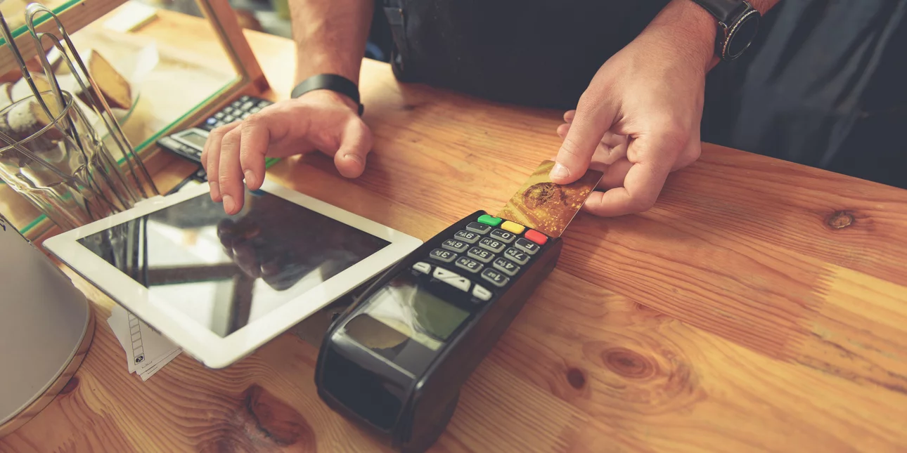 Φοροδιαφυγή: Σύνδεση POS – Ταμειακών μηχανών και πάλη κατά του λαθρεμπορίου καυσίμων οι 2 πρώτες προτεραιότητες για το 2024