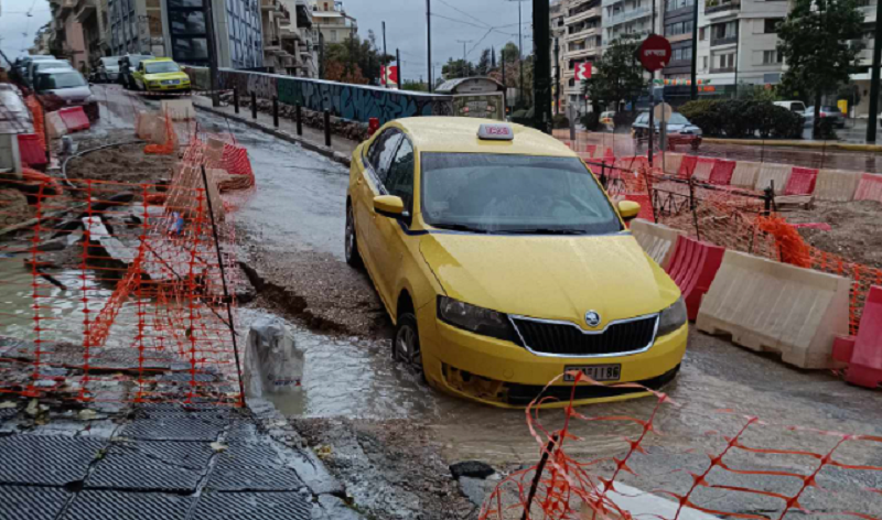 Υποχώρησε το οδόστρωμα και «κατάπιε» ταξί