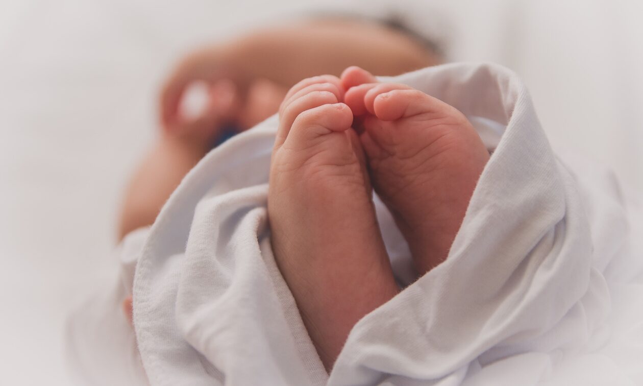 Συναγερμός για βρέφος που κατανάλωσε αλκοόλ – «Γέφυρα» σωτηρίας για τη μεταφορά του