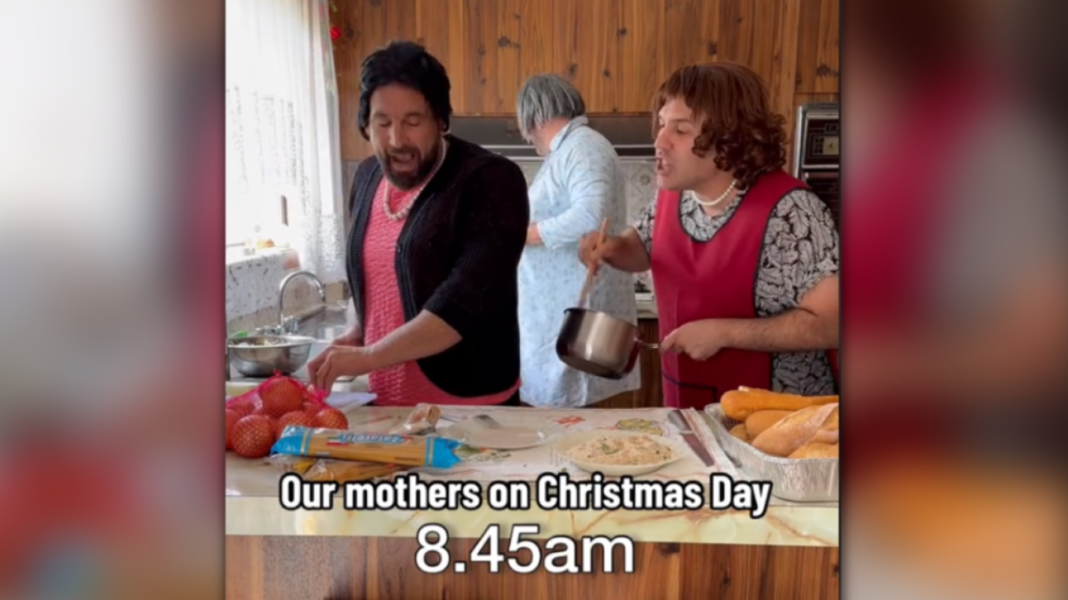 Τρεις άνδρες αποτύπωσαν σε βίντεο την «υστερία» των μανάδων τα Χριστούγεννα και έγιναν viral