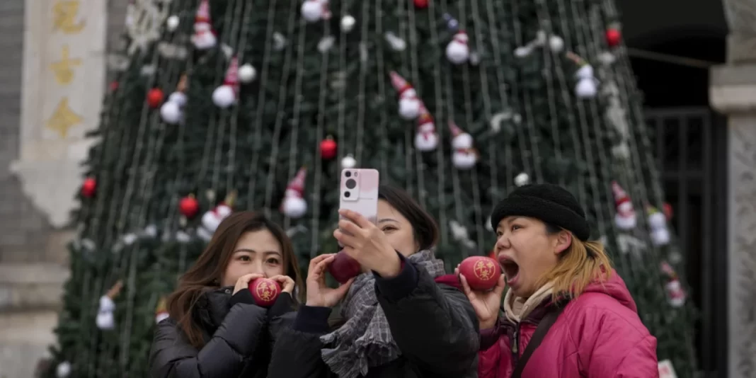 Κίνα: Στολίζουν χριστουγεννιάτικα δέντρα παρά τις οδηγίες να μην υιοθετούνται ξενόφερτες παραδόσεις και συνήθειες