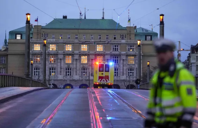 Μακελειό στην Πράγα: Το κίνητρο του δράστη αναζητούν οι αρχές - «Περνούσε από κάθε αίθουσα για να δει αν υπήρχαν και άλλοι να πυροβολήσει»