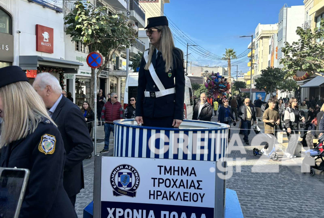 Ηράκλειο: Το έθιμο της «βαρέλας» αναβίωσε στο κέντρο της πόλης