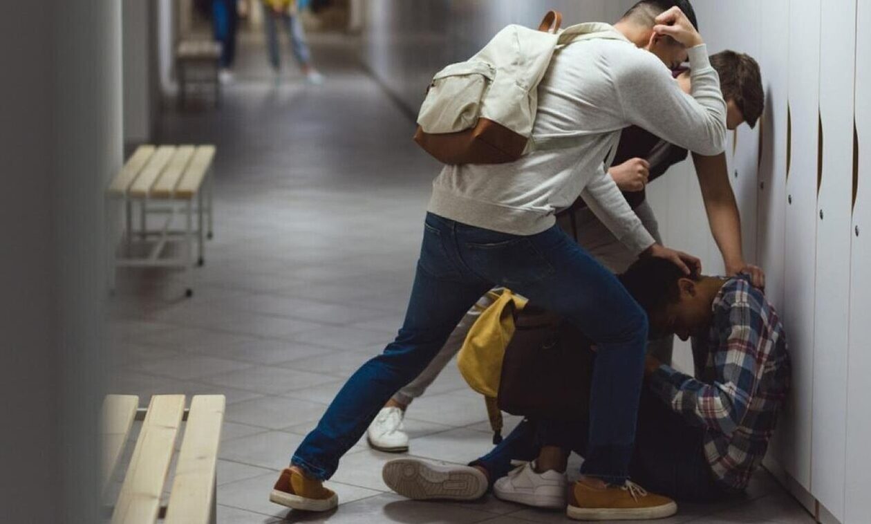 Συνελήφθη 16χρονος που γρονθοκόπησε συμμαθητή του σε τουαλέτες σχολείου
