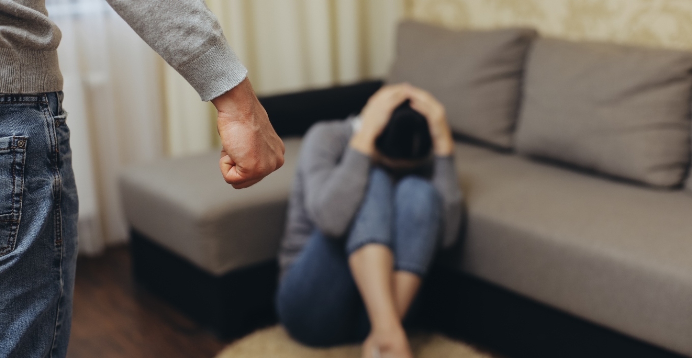 Χειροπέδες σε φυγόποινους για ενδοοικογενειακή βία