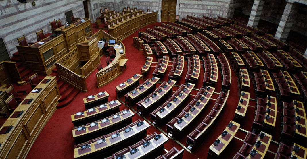 Έσπασε το «όχι σε όλα» του ΣΥΡΙΖΑ η ομάδα των 11 στο νομοσχέδιο για τους sevicers και τους ευάλωτους δανειολήπτες
